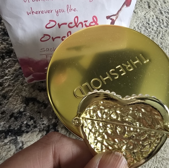 Gorgeous Stamped Brooche - Picture 9 of 12